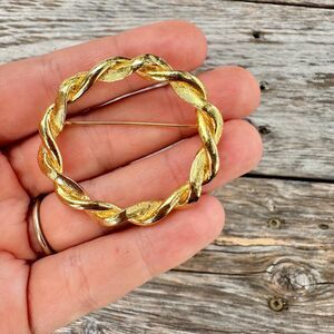 Vintage Jewelry Gold Tone Round Twisted Brooch Pin